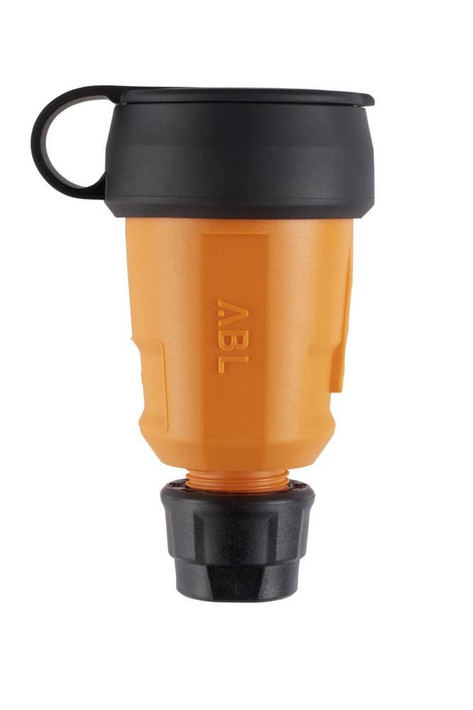 Ein orange-schwarzer industrieller Stecker mit eingravierter Aufschrift 'ABL'. Er verfügt über ein robustes Design, was auf Langlebigkeit für den Einsatz unter harten Bedingungen hindeutet.