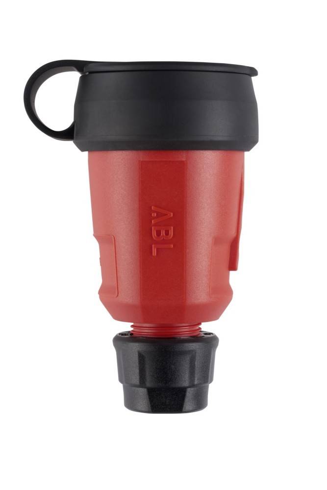Ein roter und schwarzer industrieller Stecker mit der Aufschrift 'ABL' an der Seite, entwickelt für robuste elektrische Verbindungen.