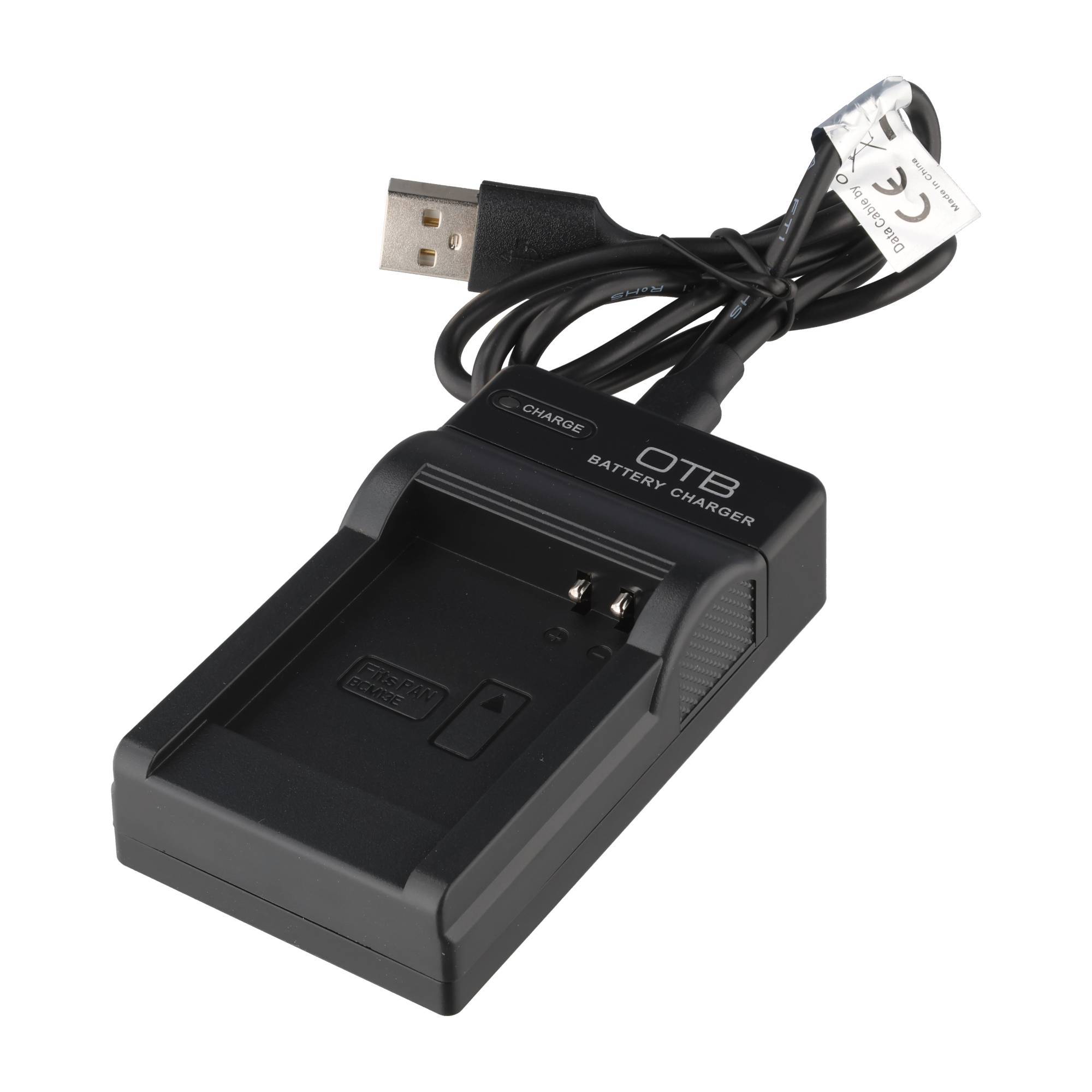 Schwarzes USB-Batterie-Ladegerät mit angeschlossenem Kabel und leerem Ladeschacht auf weißem Hintergrund.