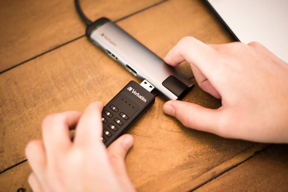 USB-Stick 64GB Verbatim 3.2 Typ A Keypad Secure Drive AES Multimedia-Technik USB-Speicher