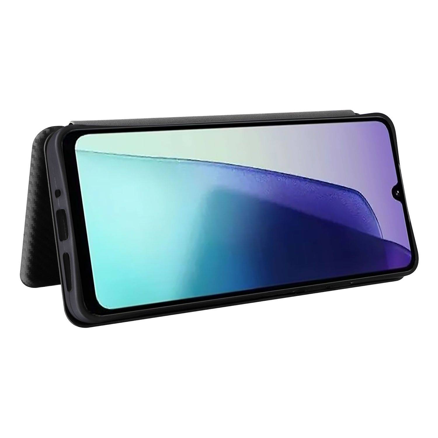 Ein Smartphone in einer schwarzen Schutzhülle mit ausklappbarem Ständer, schräg auf weißem Hintergrund dargestellt.
