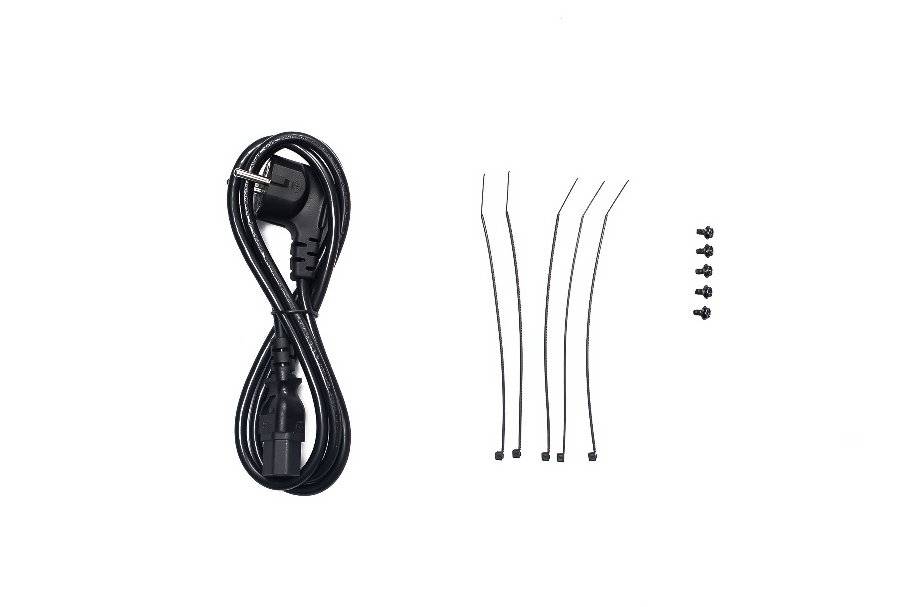 Schwarzes Stromkabel mit Stecker, vier Kabelbinder und vier kleine Schrauben auf weißem Hintergrund angeordnet.