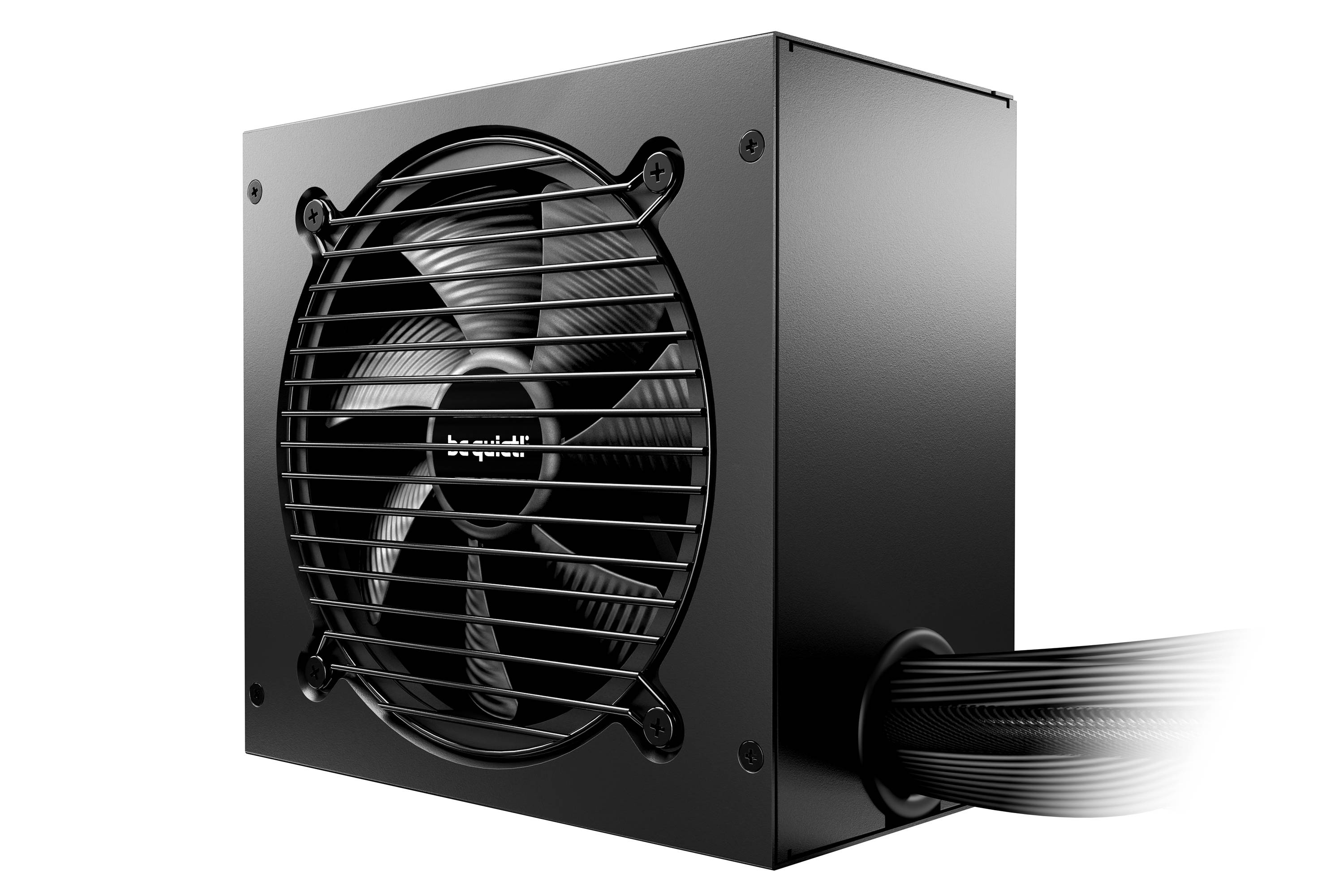 Schwarzes Computer-Netzteil mit großem Kühlventilator und angebrachten geflochtenen Kabeln, gezeigt auf weißem Hintergrund.