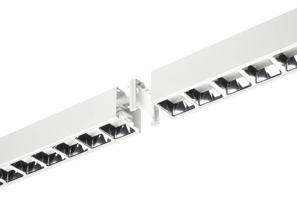 Eine Nahaufnahme von zwei linearen weißen Leuchten, die mit schwarzen reflektierenden Paneelen ausgerichtet sind und durch eine Halterung verbunden sind.
