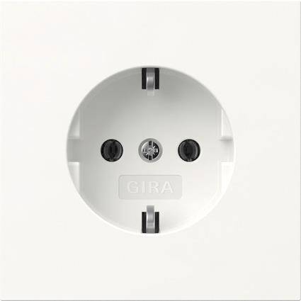 Rundes Elektrosteckdose mit zwei Schlitzen, hergestellt von Gira, in einer weißen quadratischen Platte eingelassen.