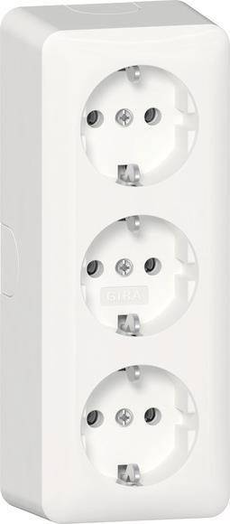 Eine vertikale weiße Wandsteckdose mit drei runden Steckdosen, die vertikal übereinander angeordnet sind. Jede Steckdose hat zwei Stiftöffnungen und Erdungslöcher.