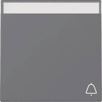 Ein grauer Türklingelknopf mit einem Glockensymbol in der unteren rechten Ecke, auf einer glatten Oberfläche angebracht.