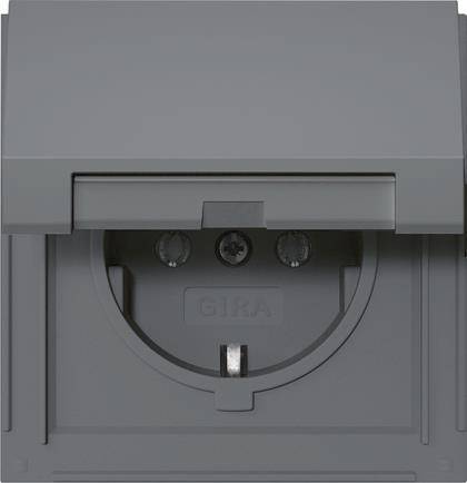 Eine graue Steckdose mit einer teilweise geöffneten Schutzvorrichtung, die zwei Schlitze für Stecker zeigt. Das Wort „GIRA
