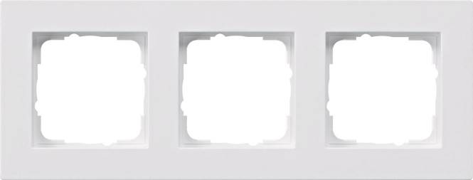 Ein weißer dreifach Lichtschalter-Rahmen mit einem leeren quadratischen Schlitz in der Mitte zum Einbau eines Schalters, vor einem einfachen Hintergrund.