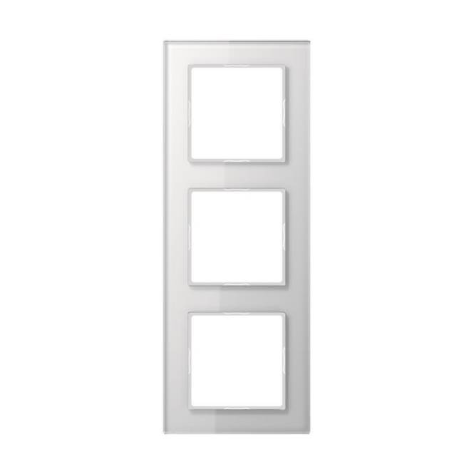 Eine weiße, dreifach-Lichtschalter-Blende, die dafür ausgelegt ist, drei Schalter zu halten, vertikal angeordnet mit einer eleganten, modernen Oberfläche.