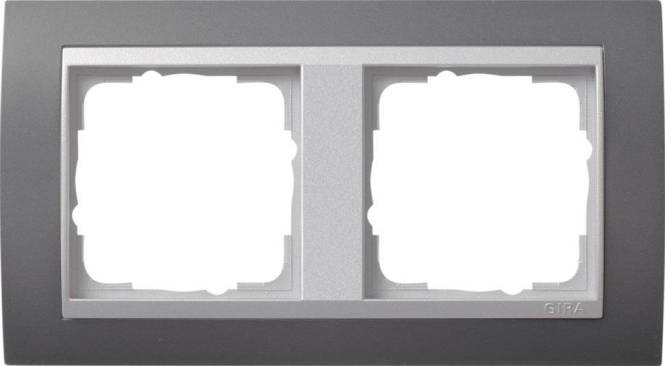 Eine zweiteilige Garagentür mit Mattglasscheiben, die diffuses Licht wirft.