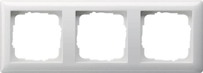 Ein weißer Kunststoffrahmen mit einer rechteckigen Öffnung in der Mitte, typischerweise für Elektrosteckdosen oder Schalterabdeckungen verwendet, vor einem einfachen Hintergrund.