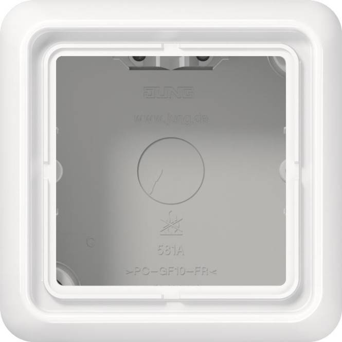 Leerer quadratischer Elektrosteckdosenrahmen an der Wand montiert.