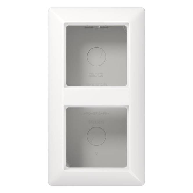 Eine weiße zweifach-Wandplatte mit zwei rechteckigen Öffnungen für elektrische Geräte, vertikal angeordnet.