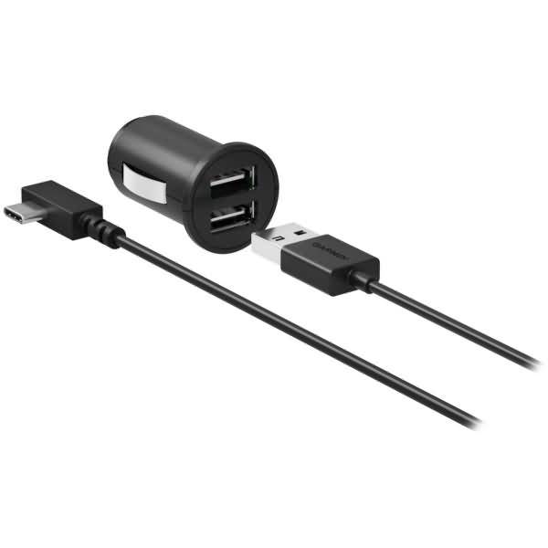 Schwarzes Auto-USB-Ladegerät mit zwei USB-Anschlüssen und zwei angebrachten Ladekabeln mit USB-C- und USB-A-Steckern auf weißem Hintergrund