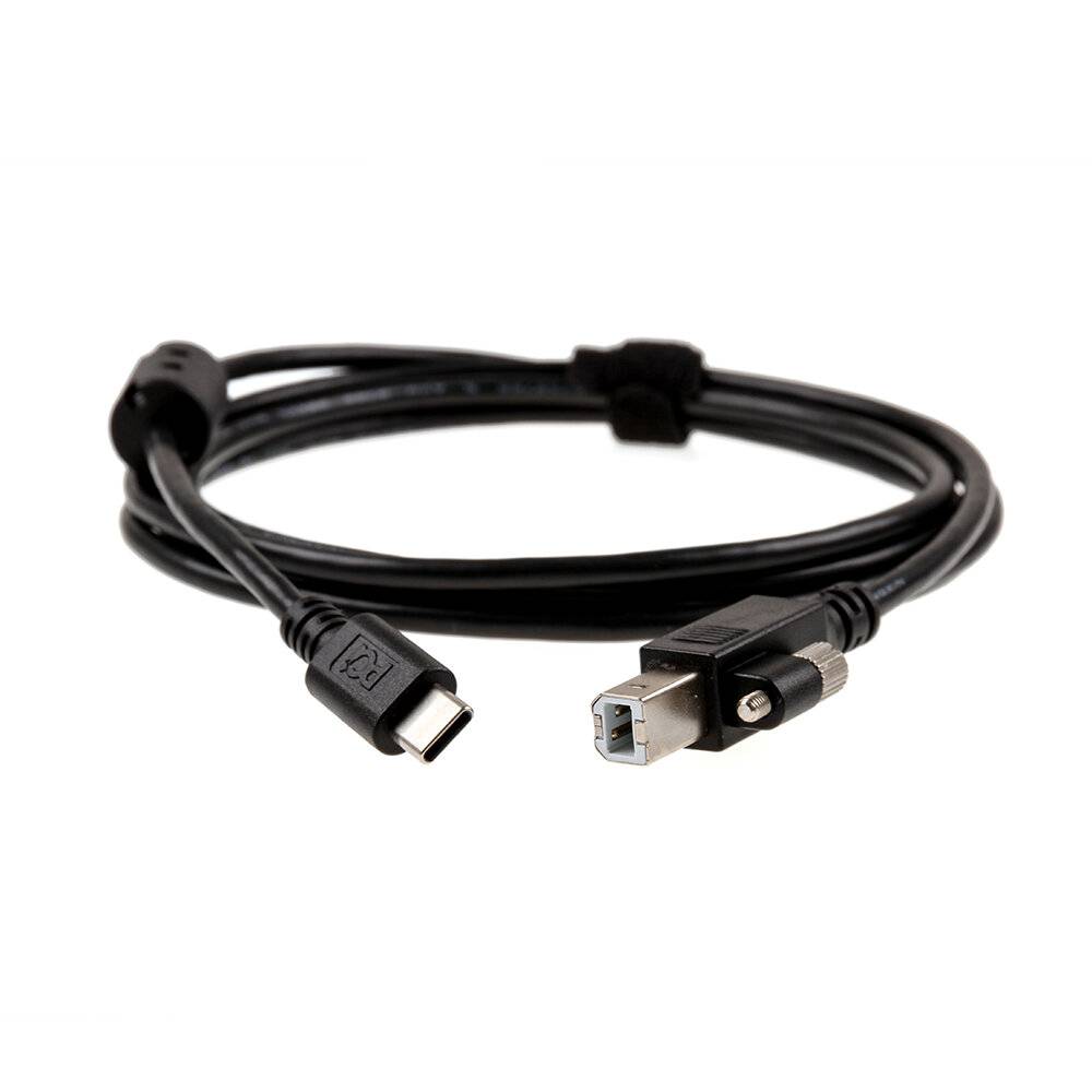 Ein schwarzes USB-Kabel mit zwei verschiedenen Anschlüssen, USB Typ-C und USB Typ-B, das zum Verbinden verschiedener Geräte verwendet wird.