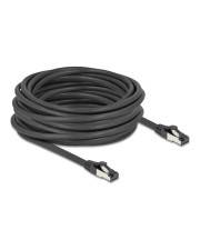 Aufgerolltes schwarzes Ethernet-Kabel mit zwei RJ45-Steckern