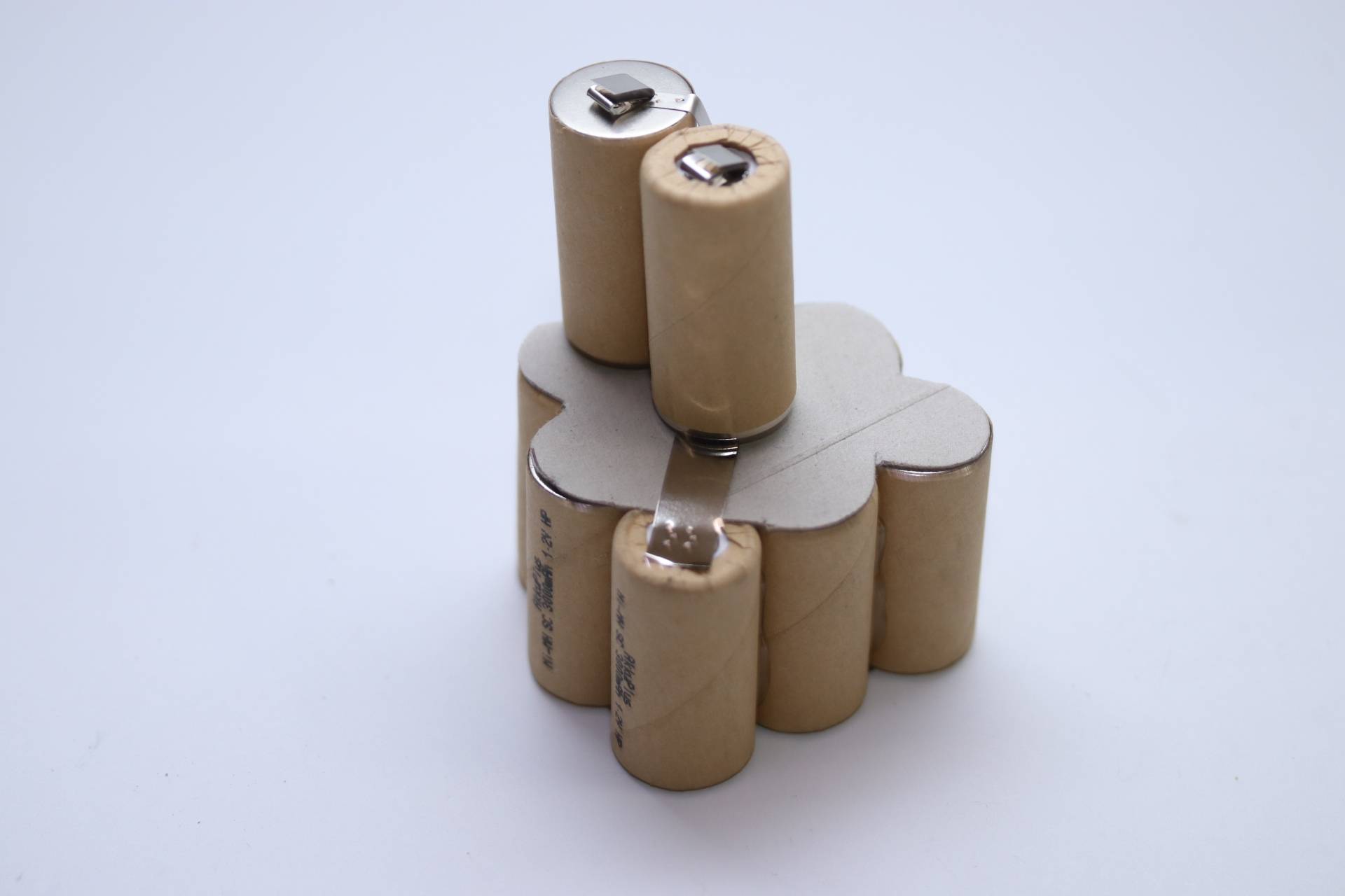 Ein Bündel zylindrischer Batterien, die zusammengeklebt in einer Gruppe angeordnet sind, wahrscheinlich für ein Gerät bestimmt, das mehrere Batteriezellen benötigt.