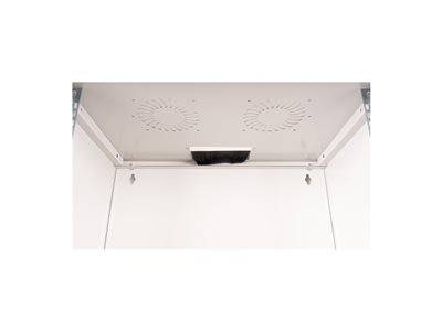 Innenansicht eines weißen Metallschranks mit Belüftungsventilatoren oben und einer Kabeleinführungsöffnung in der Mitte.