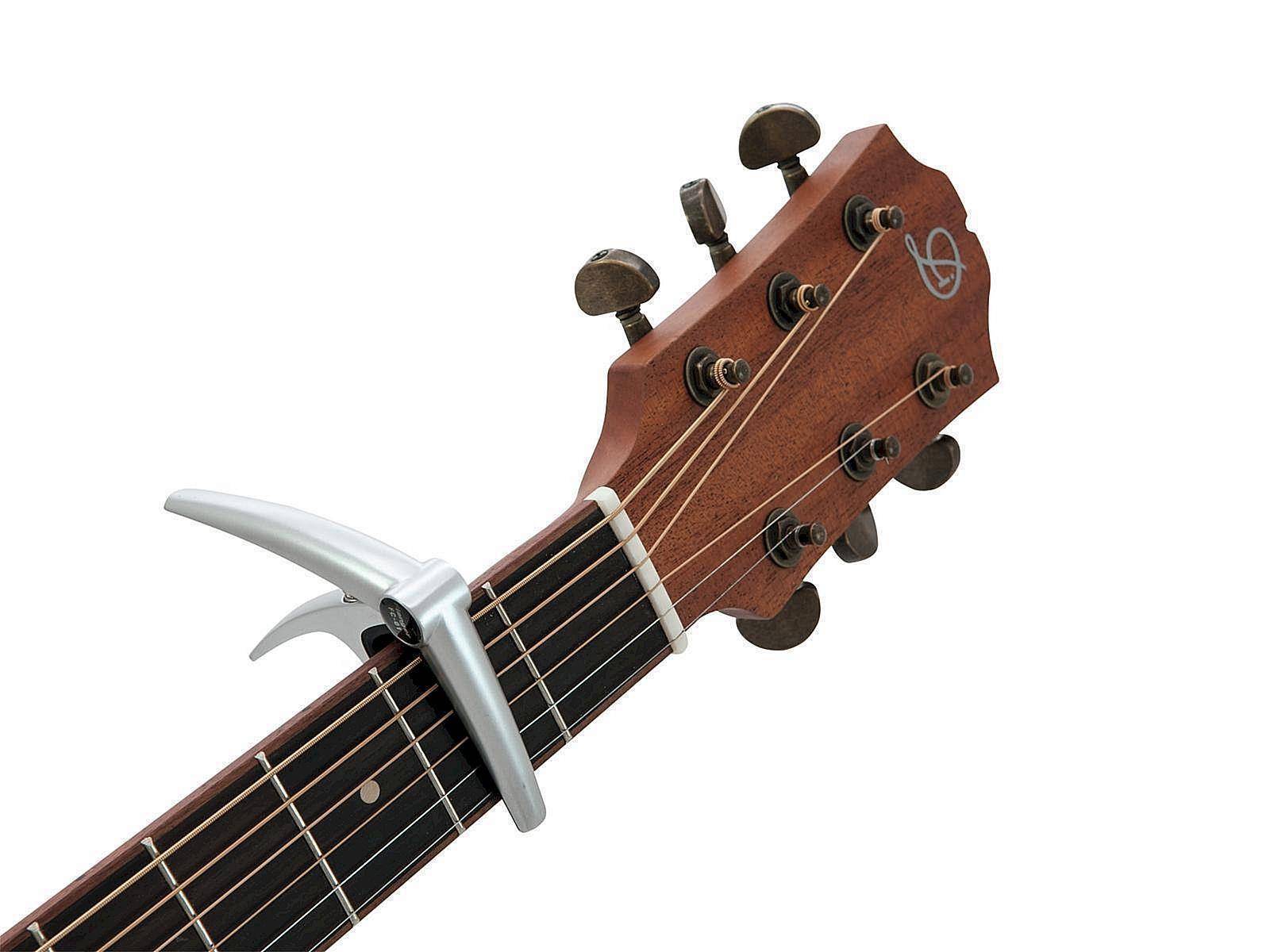 Akustikgitarrenkopf mit sechs Stimmwirbeln und einen Kapodaster auf dem Hals, entwickelt zum Anpassen der Saitenhöhe während des Spiels.