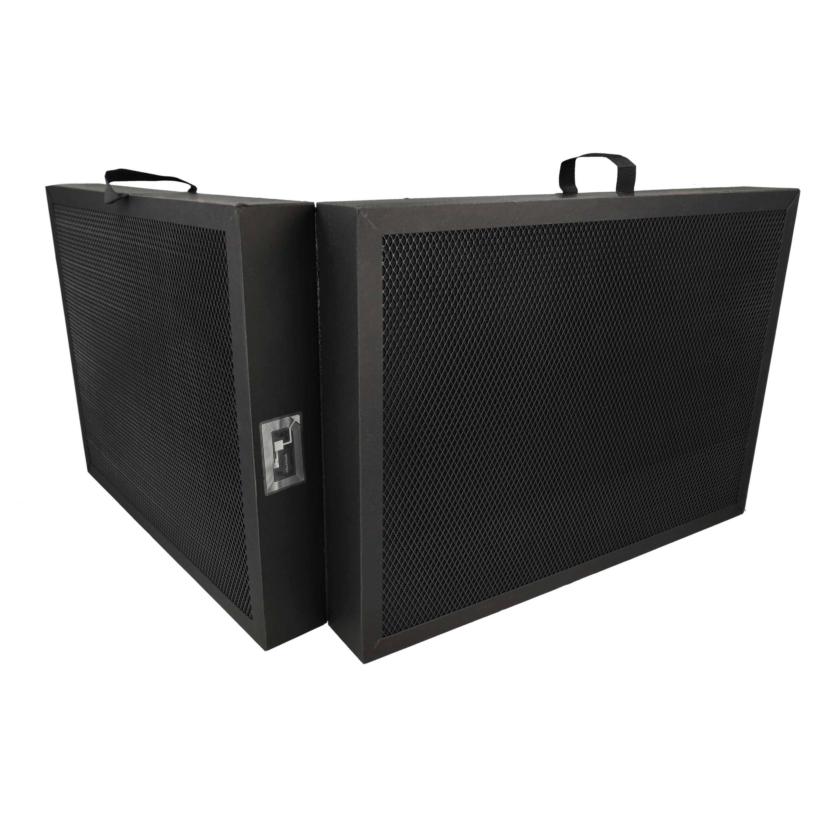 Zwei schwarze, rechteckige Lautsprecherboxen mit Mesh-Fronten. Jede Box hat einen Griff oben und ist in einem Winkel zueinander positioniert.