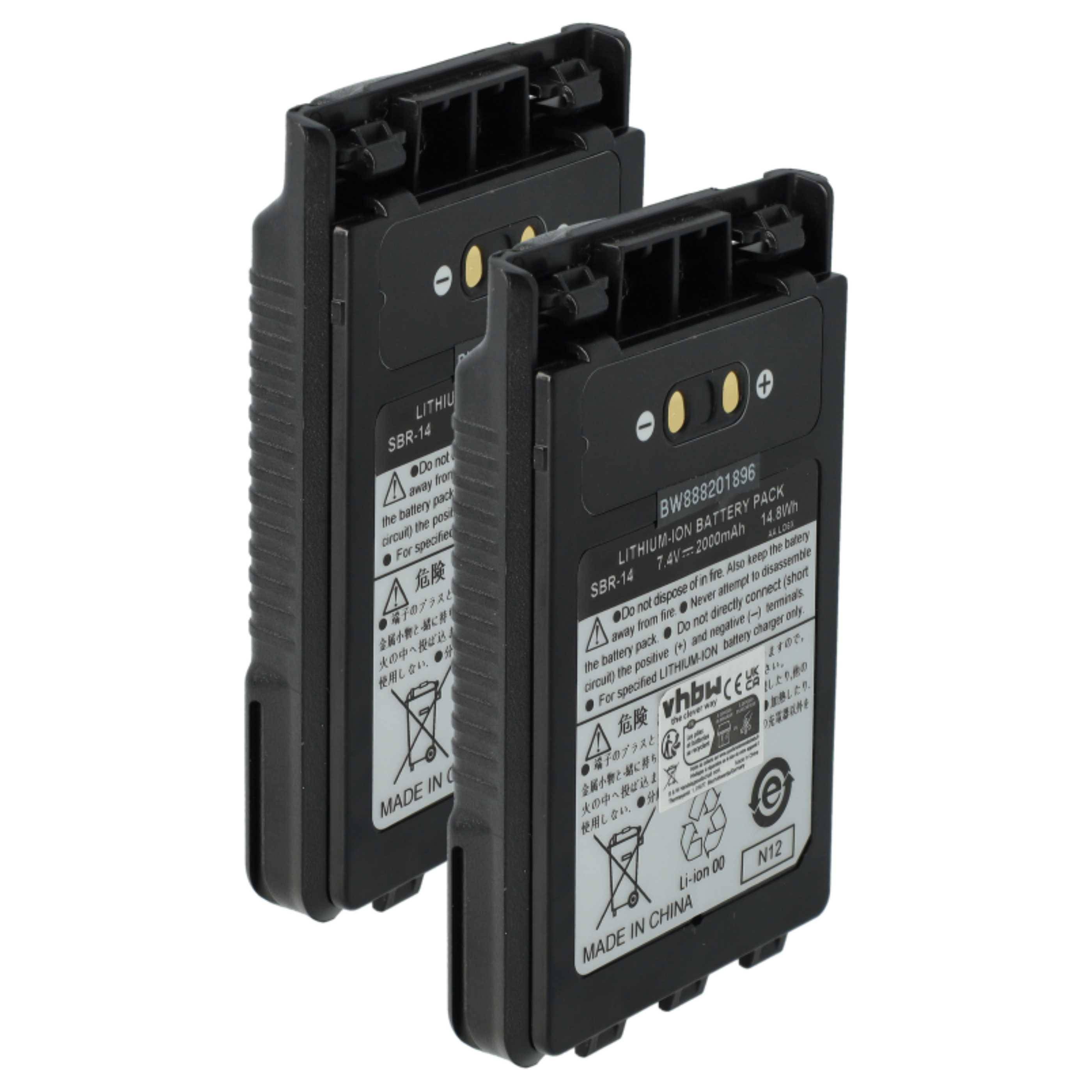 Zwei schwarze Lithium-Ionen-Akkupacks mit Etiketten, die technische Spezifikationen und Zertifizierungen enthalten, hergestellt in China.