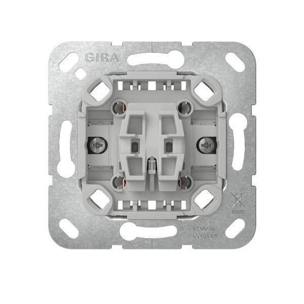 Elektrische Schalterbasis von 'Gira', Metallmontageplatte mit sichtbaren Schrauben und Anschlüssen, beschriftet mit 'Made in Germany'.