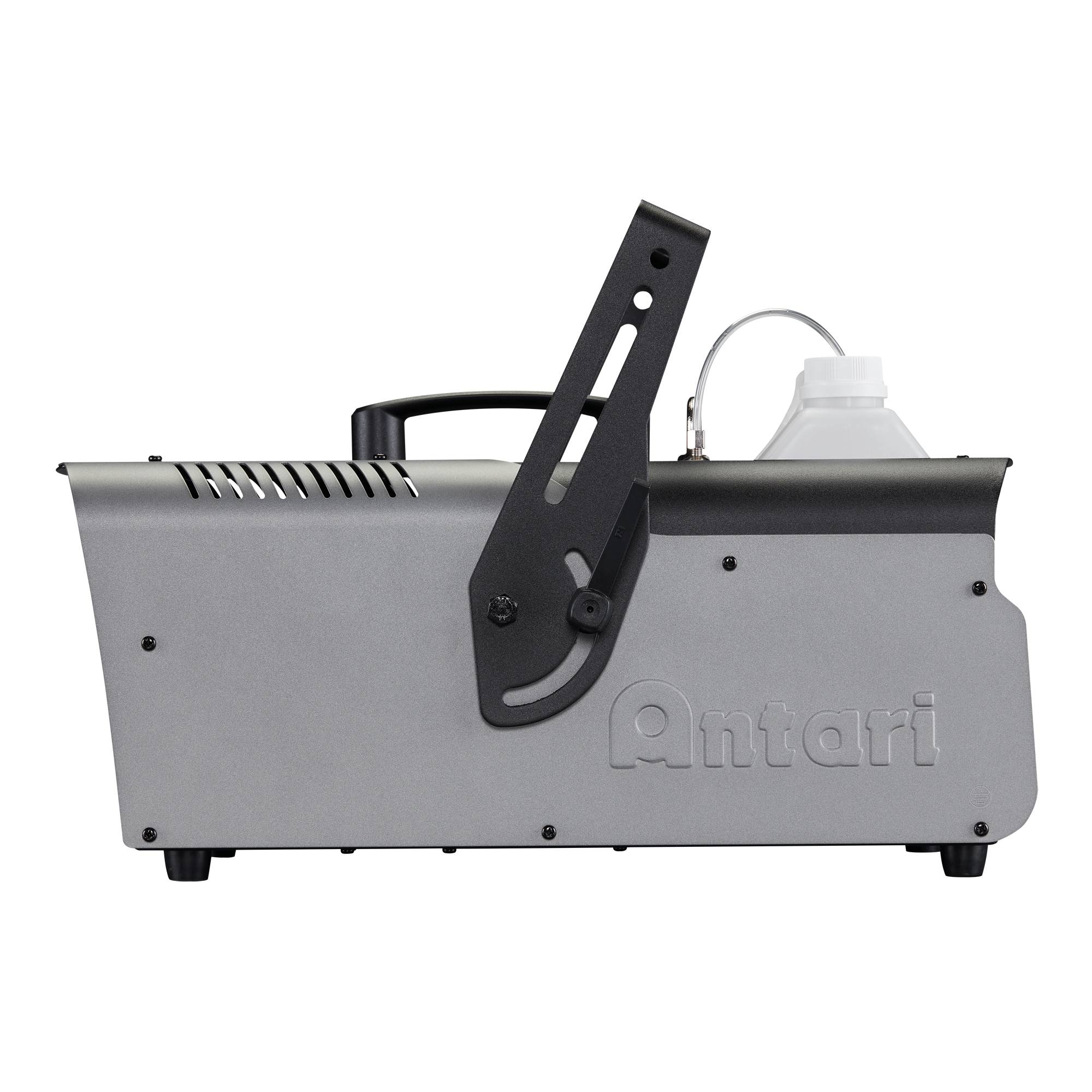 Nebelmaschine 'Antari' mit Griff und angebrachtem Flüssigkeitsbehälter, entwickelt zur Erzeugung von atmosphärischem Nebel bei Veranstaltungen oder Aufführungen.