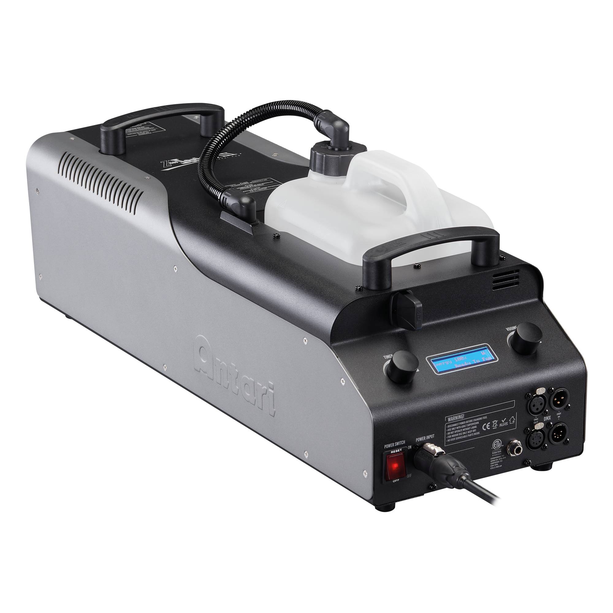 Eine Nebelmaschine mit einem Flüssigkeitstank, mit der Aufschrift 'Antari', ausgestattet mit Bedienknöpfen, Kabelanschlüssen und einer digitalen Anzeige an der Seite.