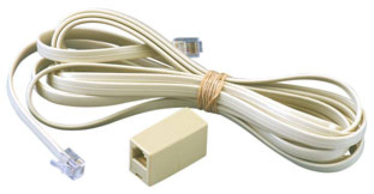Aufgerolltes beiges Telefonkabel mit RJ-Stecker und einem kleinen Wandsteckeradapter auf weißem Hintergrund.