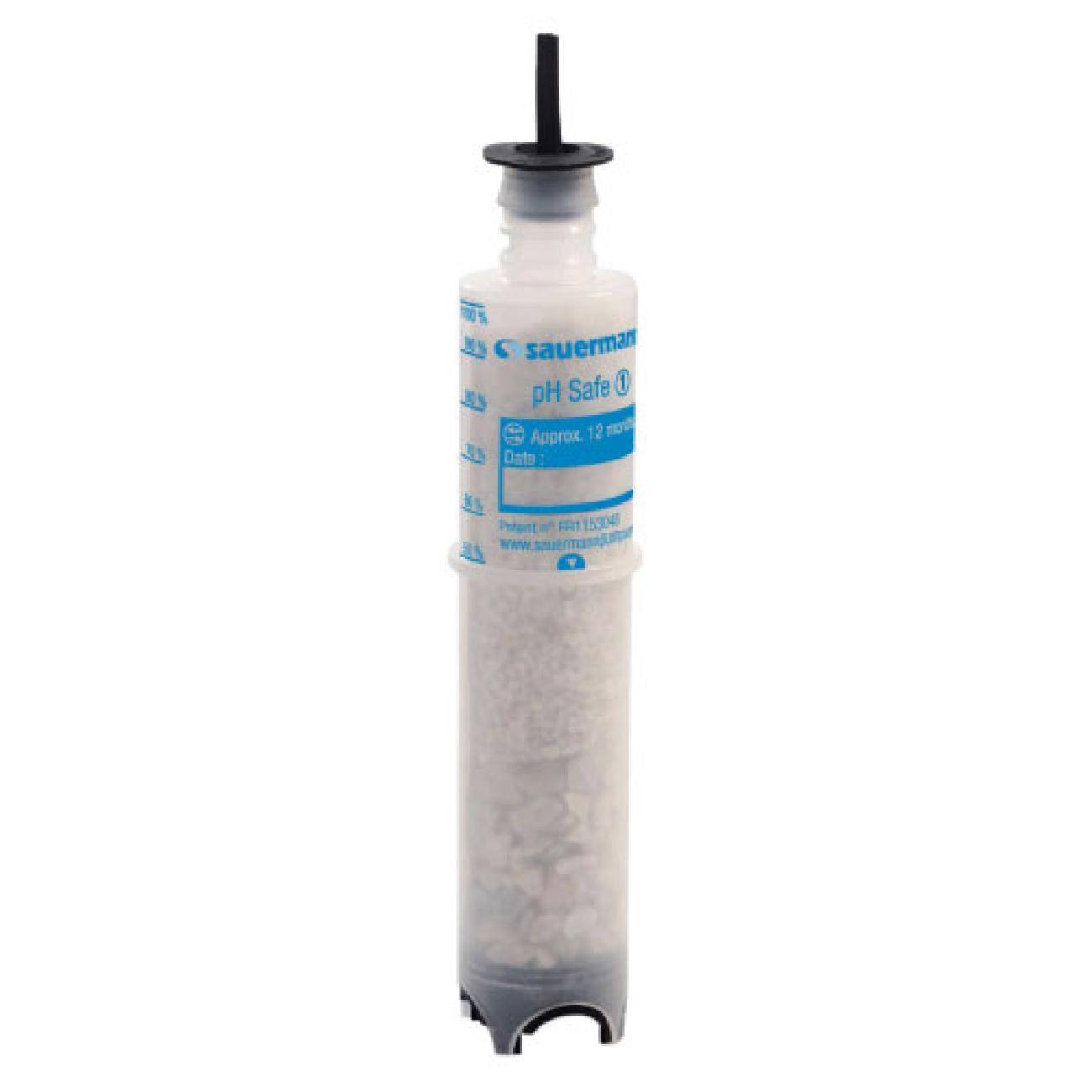 Kleine zylindrische Säuermann pH Safe Filterpatrone mit transparantem Kunststoffgehäuse, schwarzer Kappe und weißem Mineralstoffinhalt auf weißem Hintergrund.
