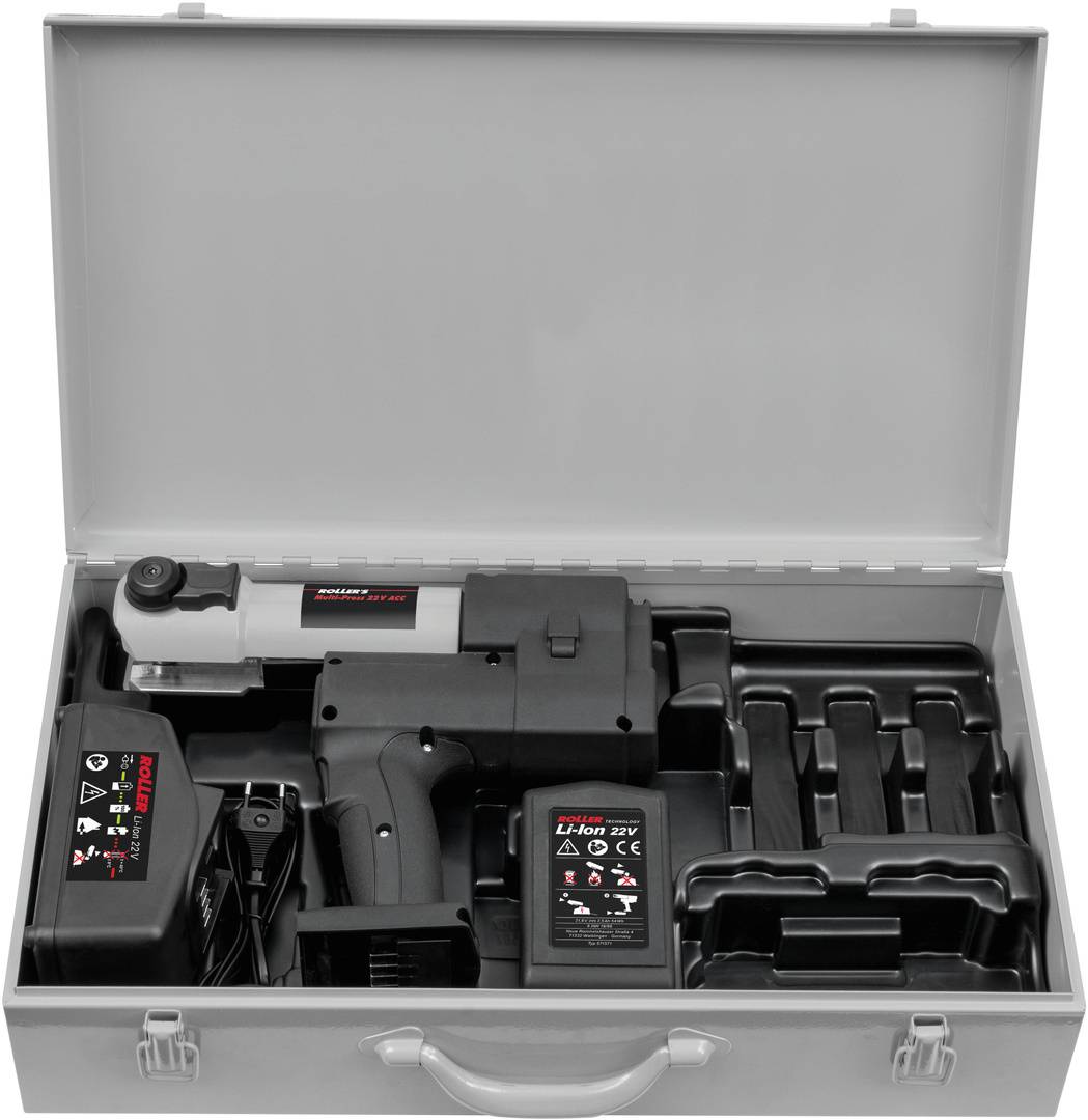 Offenes Metallgehäuse mit einem Akku-Elektrowerkzeug-Set, bestehend aus einer Bohrmaschine, Akku, Ladegerät und Zubehör in geformten Fächern.