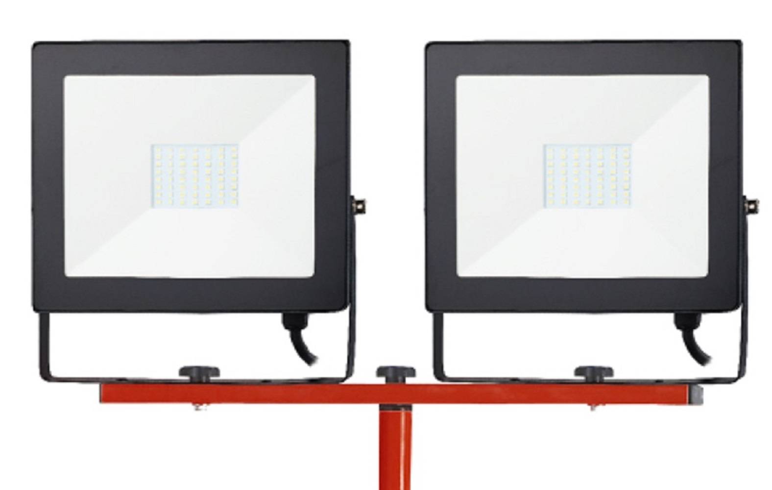Zwei schwarze LED-Flutlichter nebeneinander auf einem roten Rahmen montiert, vor weißem Hintergrund dargestellt.