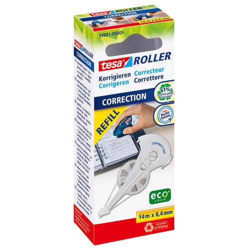 Packung mit 'tesa ROLLER' Korrekturband-Nachfüller, mit umweltfreundlicher Verpackung, Hand wendet Klebeband über Notizbuchtext an.