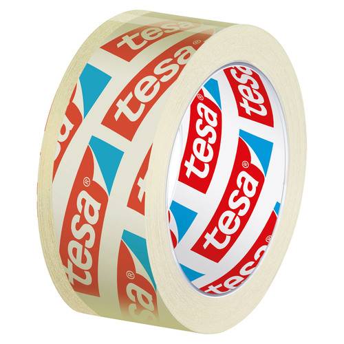 Eine Rolle durchsichtiges Klebeband mit wiederholt gedrucktem roten und blauem 'tesa'-Logo auf dem inneren Pappkern.