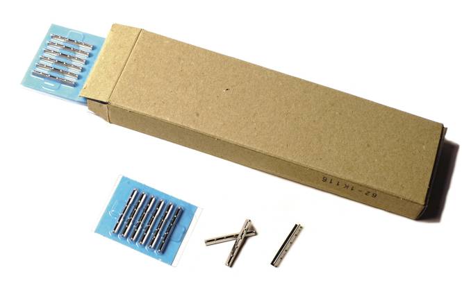 Ersatzklingensatz mit Verpackung dargestellt, wobei mehrere Klingen ordnungsgemäß angeordnet und einige verstreut sind, bereit zum Gebrauch.