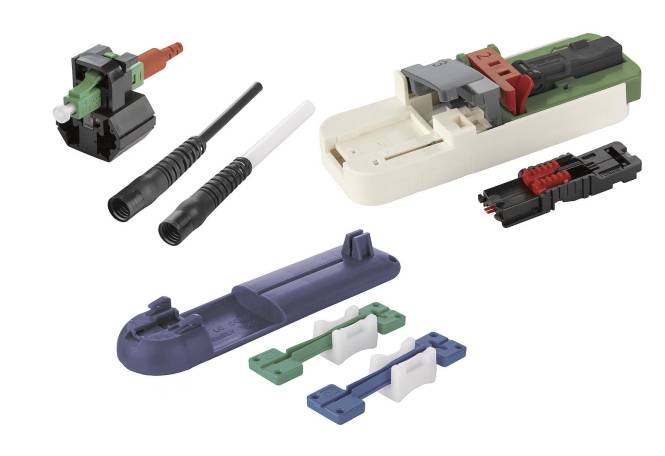 Elektrische Steckverbinder in verschiedenen Formen und Farben, die unterschiedliche Montagestufen und Komponenten wie Stecker, Buchsen und Drähte zeigen.