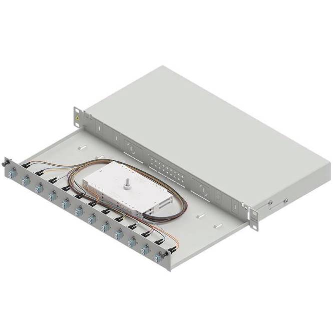 Offenes Metallgehäuse mit einer zentralen elektronischen Komponente und mehreren verdrahteten Verbindungen, möglicherweise eine Netzwerk- oder Server-Rack-Komponente.