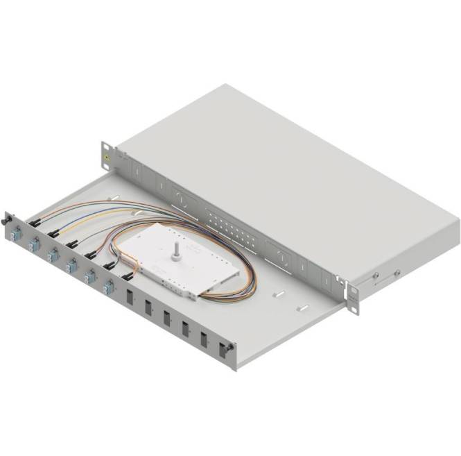 Ein metallischer, in ein Rack eingebauter Faseroptik-Patchpanel mit mehreren Anschlüssen und angeschlossenen farbigen Kabeln, das zur Netzwerkverwaltung verwendet wird.