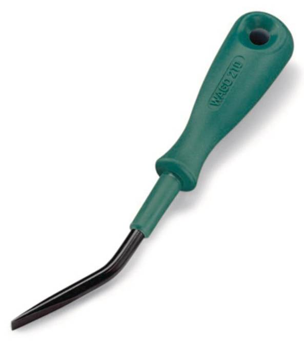 Ein Gartengerät mit grünem Griff und gebogener Metallspitze, das zum Unkrautjäten im Garten verwendet wird. Der Markenname ist in den Griff eingraviert.