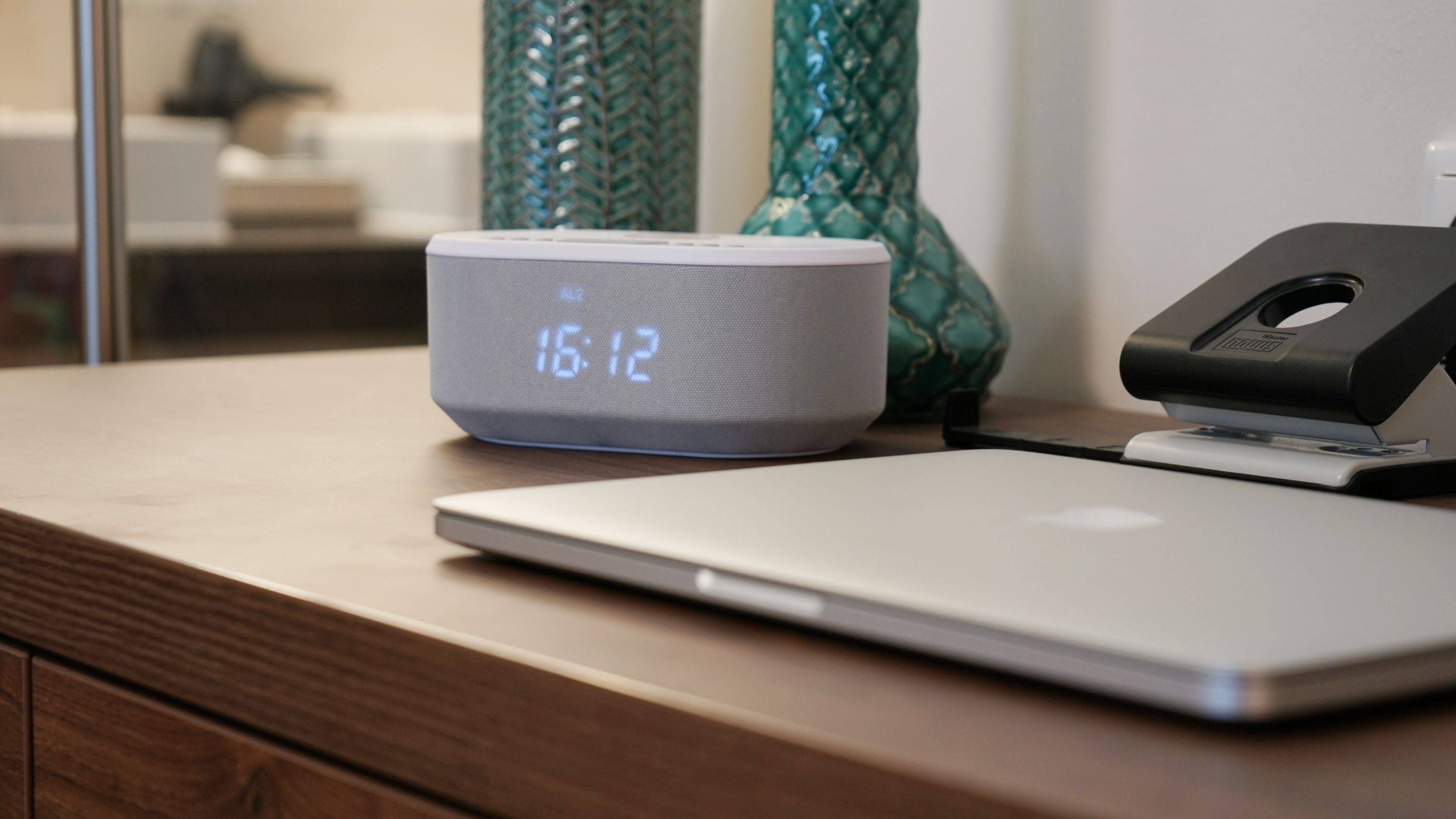 Radiowecker Designer Uhrenradio USB Bluetooth Induktives Laden AIC 18 BT weiss