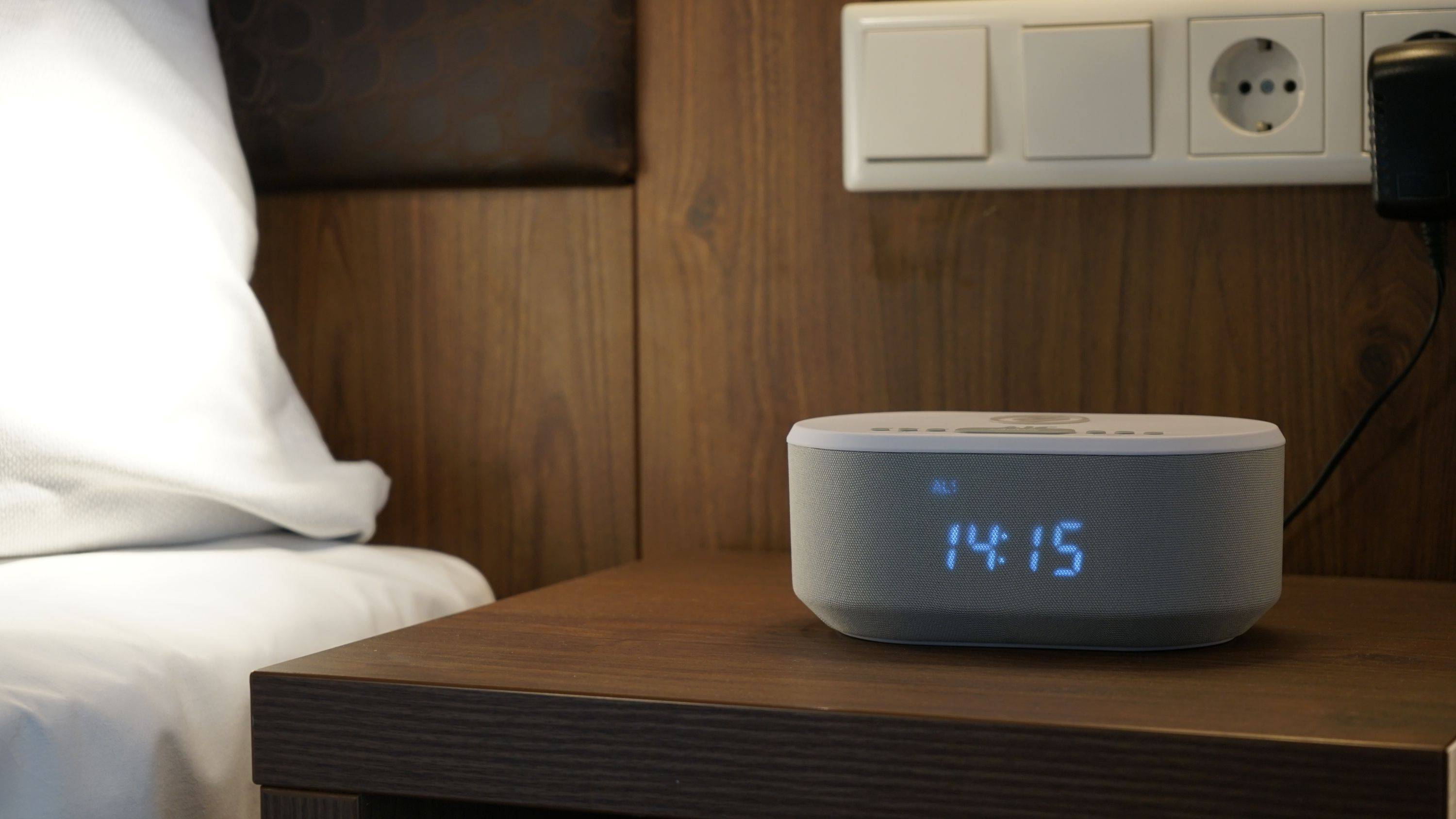 Radiowecker Designer Uhrenradio USB Bluetooth Induktives Laden AIC 18 BT weiss