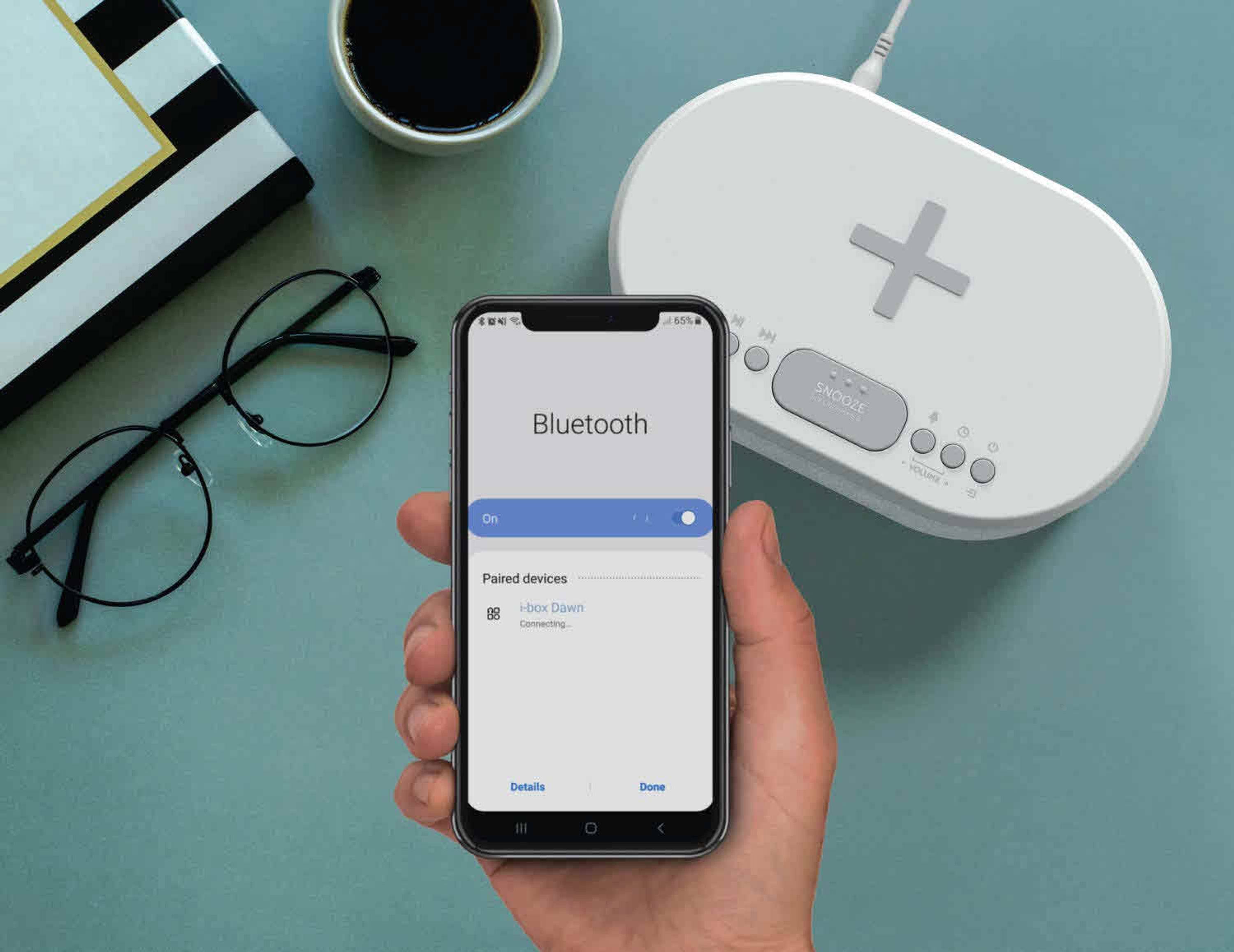 Radiowecker Designer Uhrenradio USB Bluetooth Induktives Laden AIC 18 BT weiss