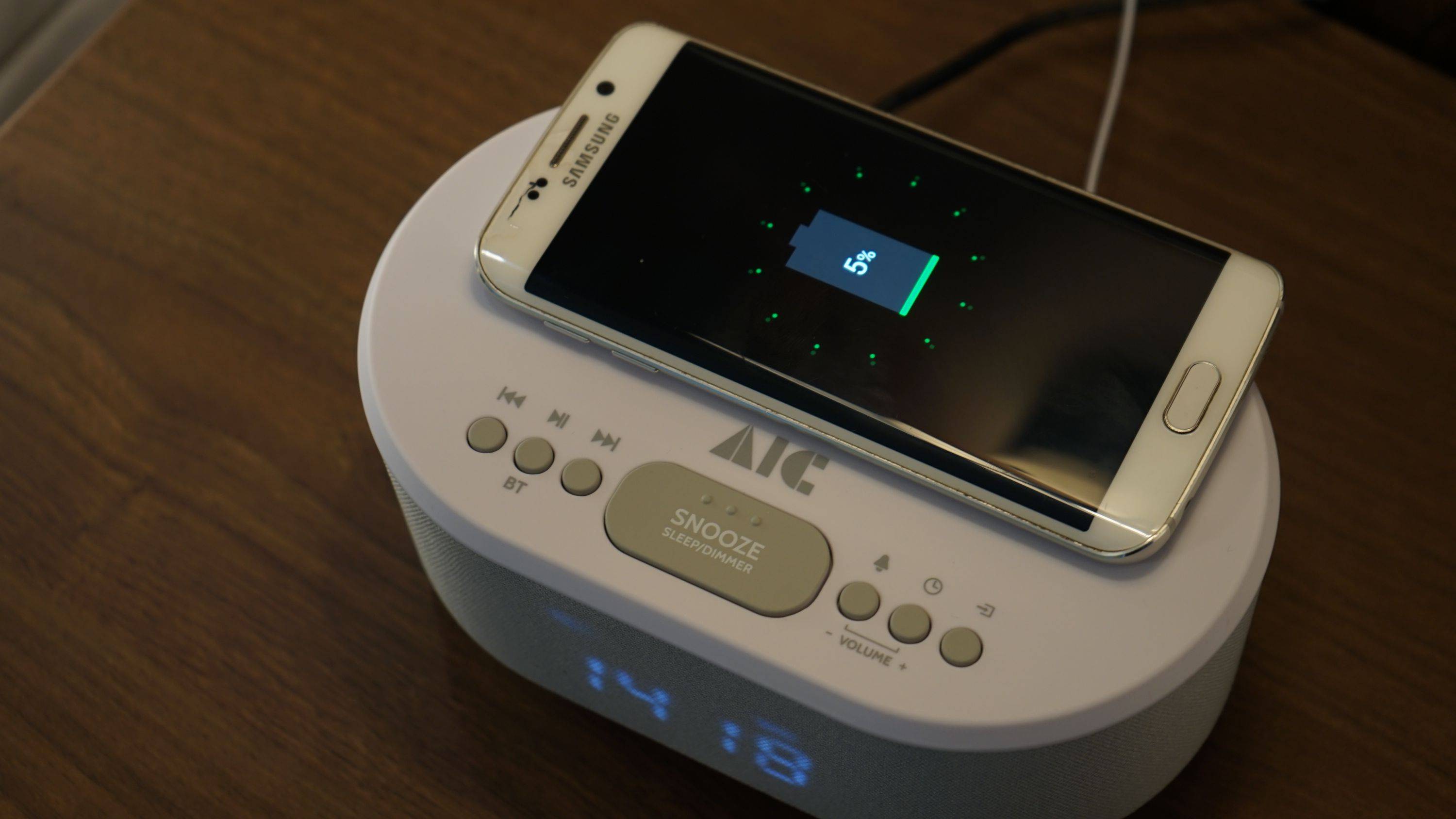 Radiowecker Designer Uhrenradio USB Bluetooth Induktives Laden AIC 18 BT weiss