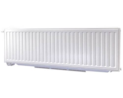 Weißer an der Wand montierter Paneelradiator vor einfachem Hintergrund, gezeigt aus seitlicher Perspektive.