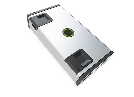 Silbernes rechteckiges elektronisches Gerät mit schwarzen Endkappen und vertieften Griffen, in Perspektive auf weißem Hintergrund dargestellt.