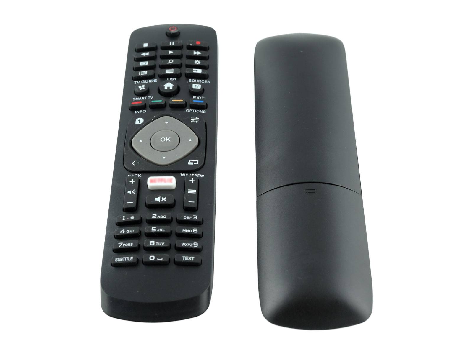 Zwei schwarze Fernbedienungen, eine zeigt Tasten für TV-Funktionen wie Lautstärke, Kanäle und Eingangsquellen, die andere zeigt die Rückseite.