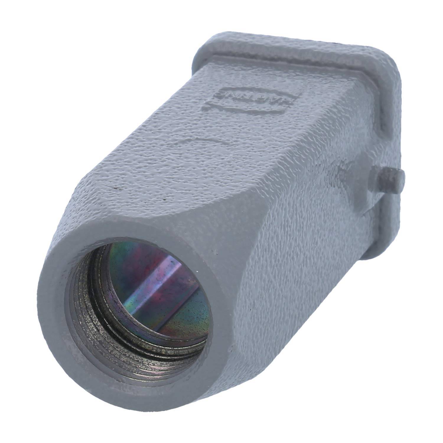 Eine Nahaufnahme eines grauen metallischen elektrischen Leitungsverbinders mit einem sechseckigen Gehäuse, einem geränderten Ende und einem kleinen vorstehenden Bolzen an seiner Seite.