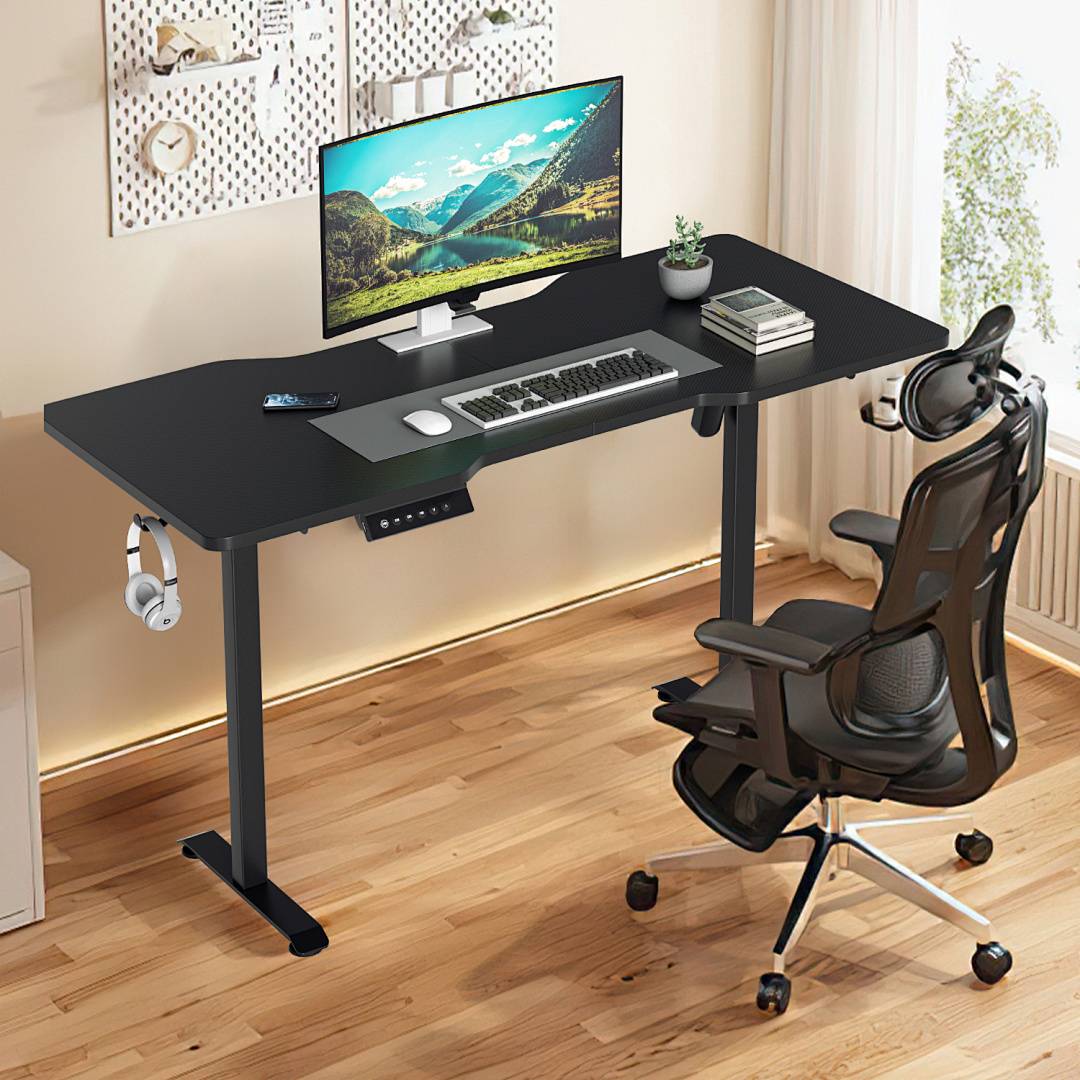 Modernes Homeoffice-Setup mit schwarzem Stehschreibtisch, Monitor, Tastatur, Maus, Bürostuhl, Kopfhörern, Pflanze und Büchern in einem hellen Raum.