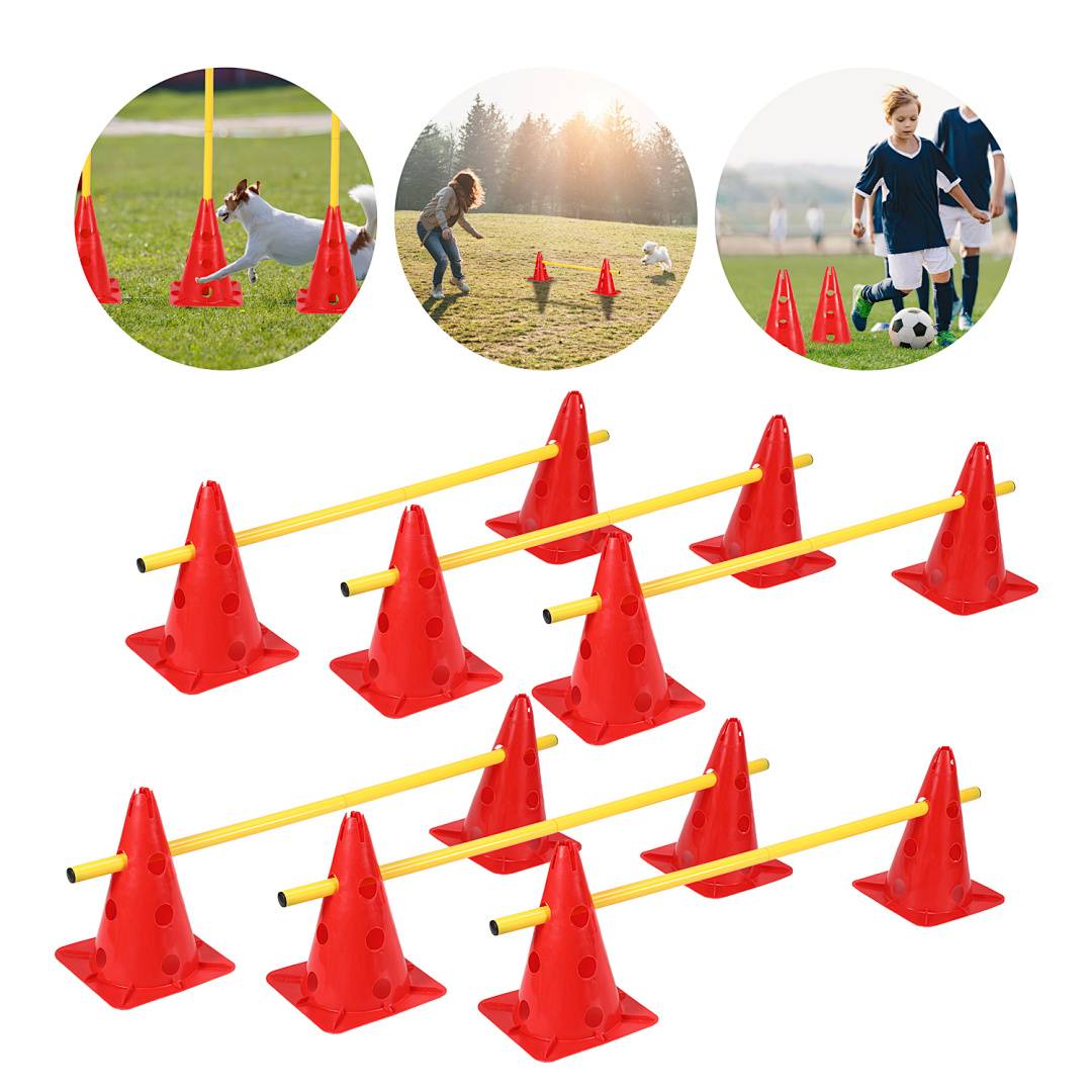 Rote Agilitätstrainings-Kegel mit gelben Stangen, die für einen Hindernisparcours angeordnet sind, zeigt die Verwendung für Hunde-, Golf- und Fußballtraining.